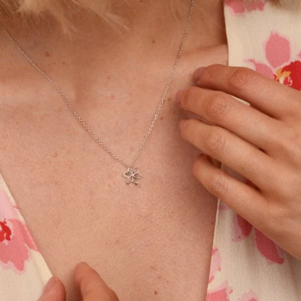 Hot Diamonds 
Silver Amulets Flower Pendant - Image 2