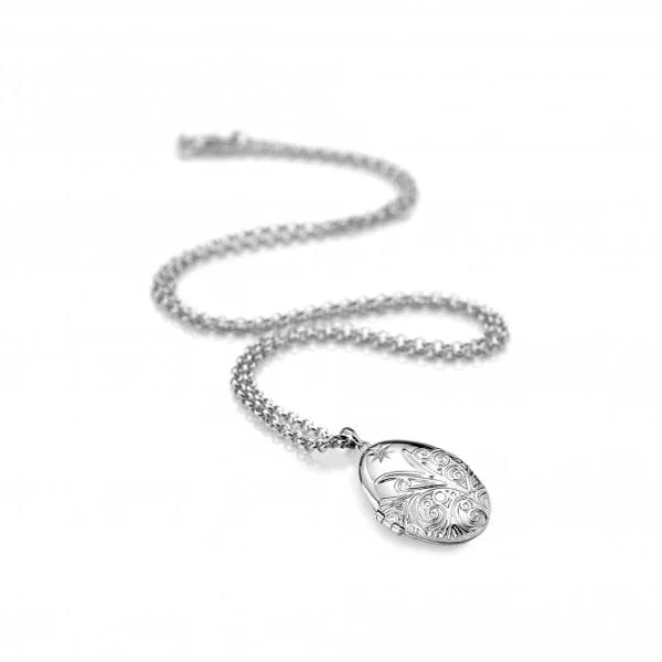Hot Diamonds 
Silver Engraved Oval Locket