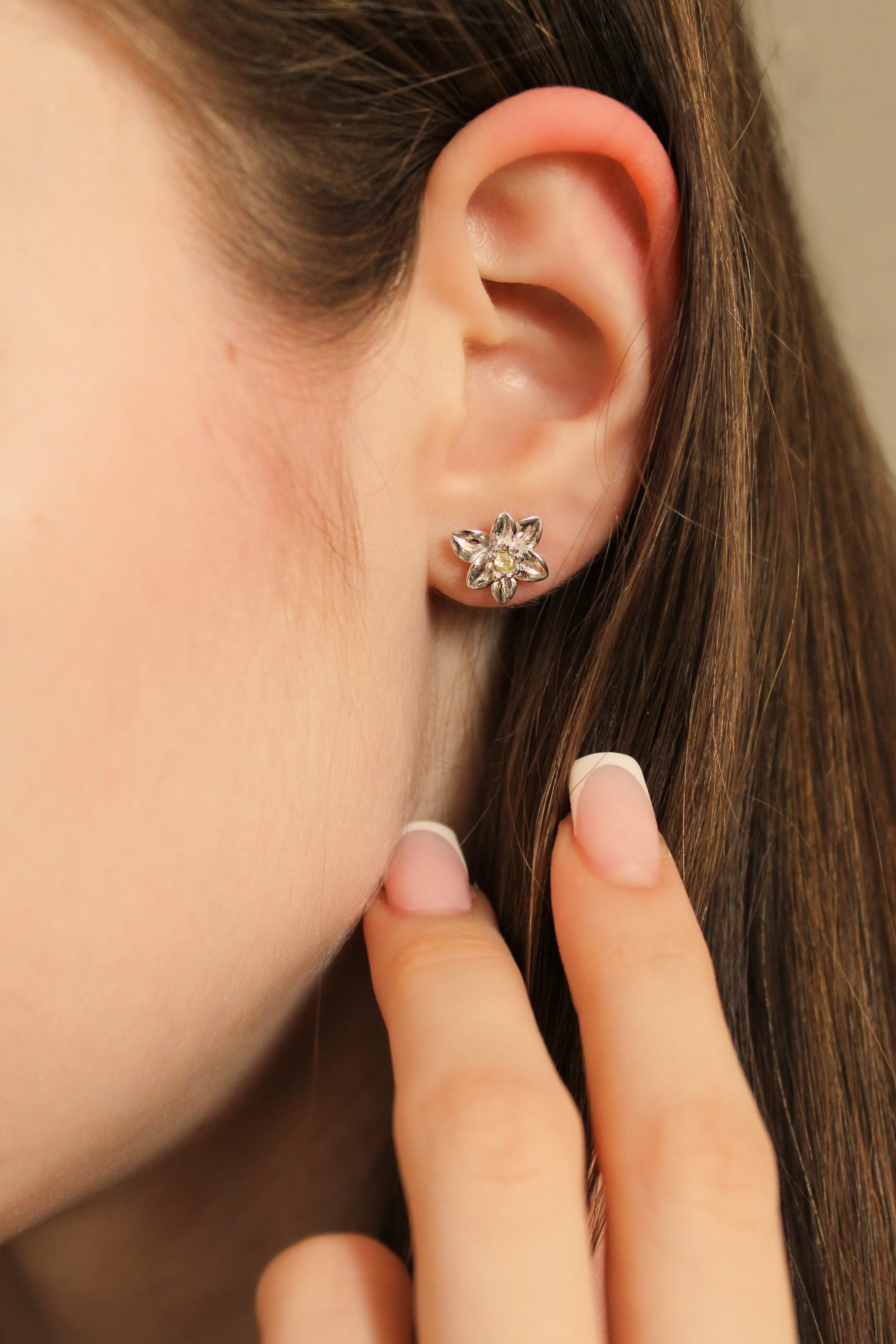 Ola Silver Daffodil Flower Earrings - Image 2