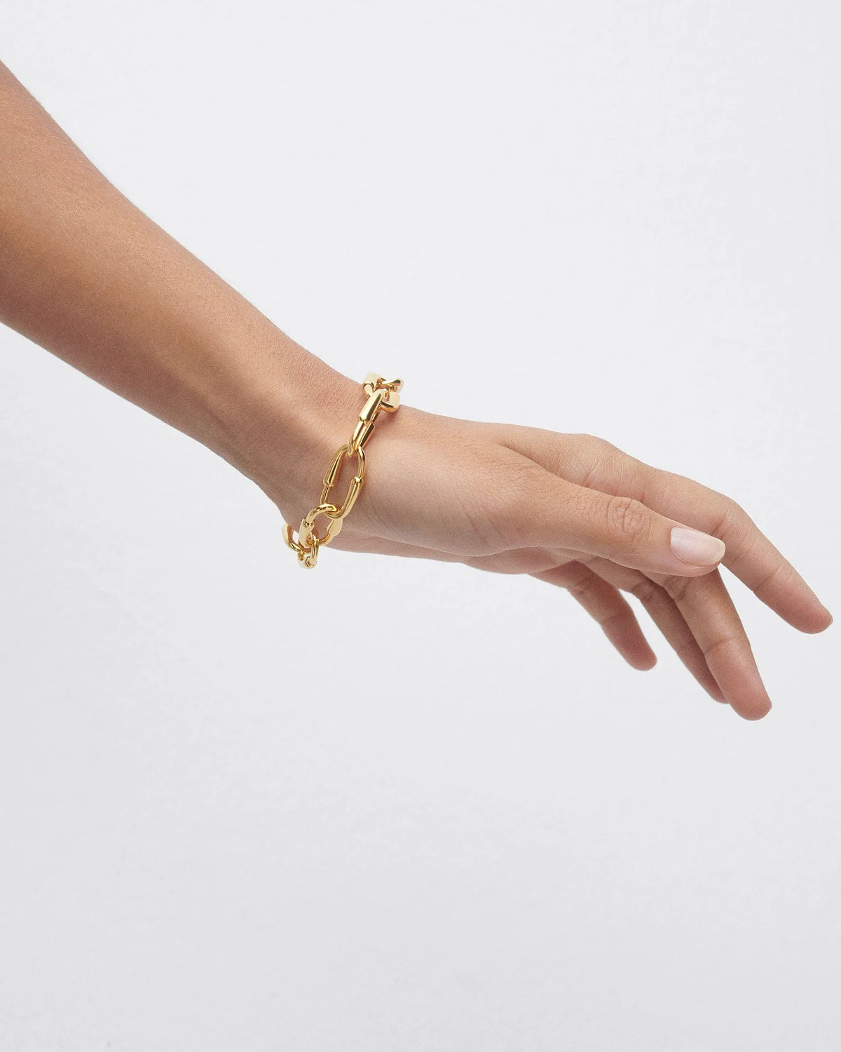 PDPAOLA Gold Loop Chain Bracelet - Image 3