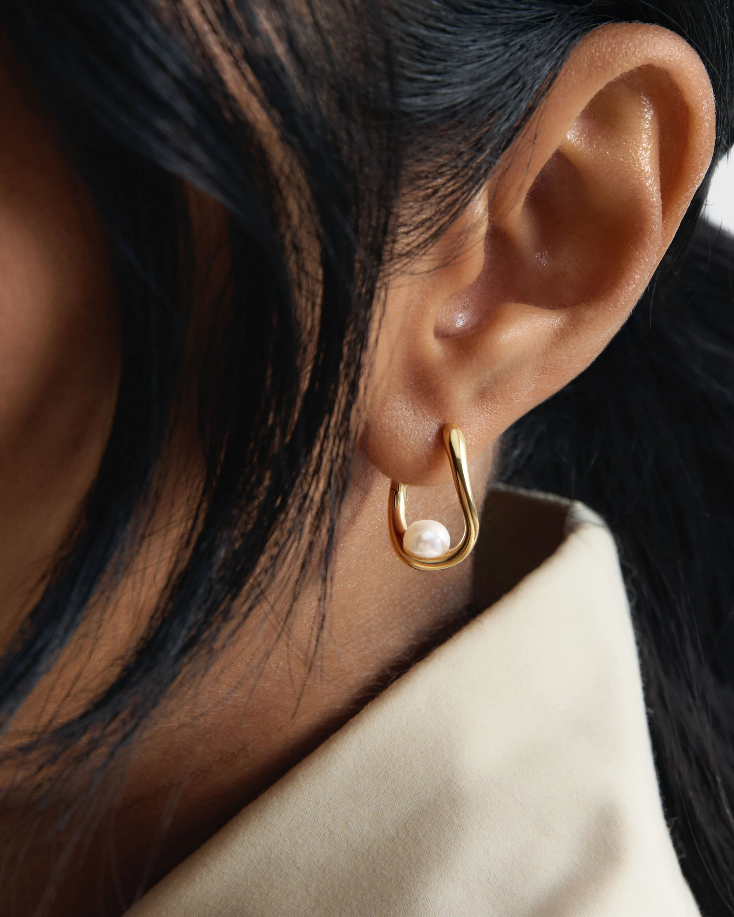 PDPAOLA Gold La Perla Aura Elegant Pearl Hoop Earrings - Image 2