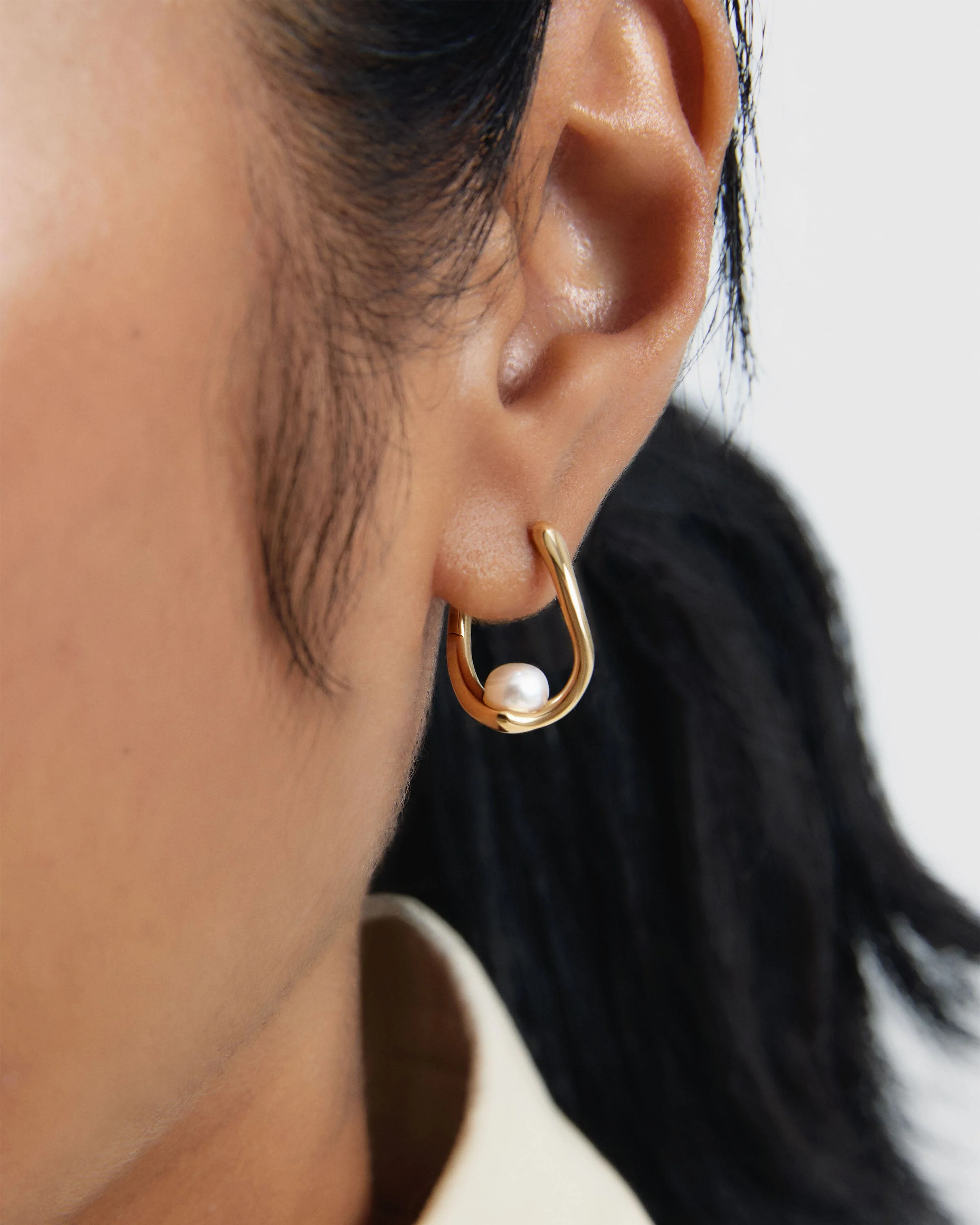 PDPAOLA Gold La Perla Aura Elegant Pearl Hoop Earrings - Image 4