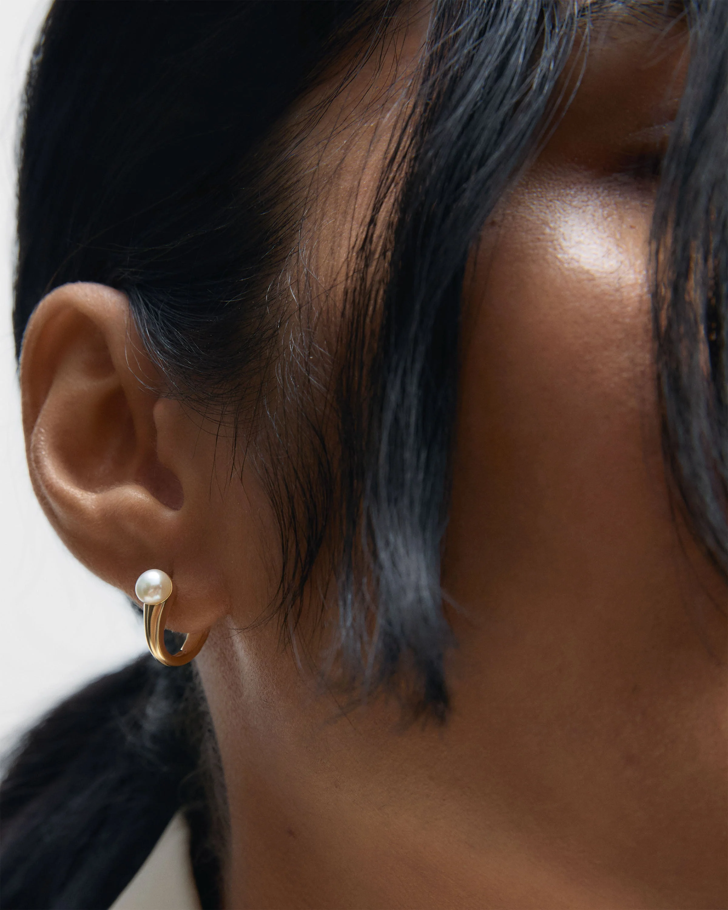 PDPAOLA Gold La Perla Ondine Pearl Hoop Earrings - Image 2