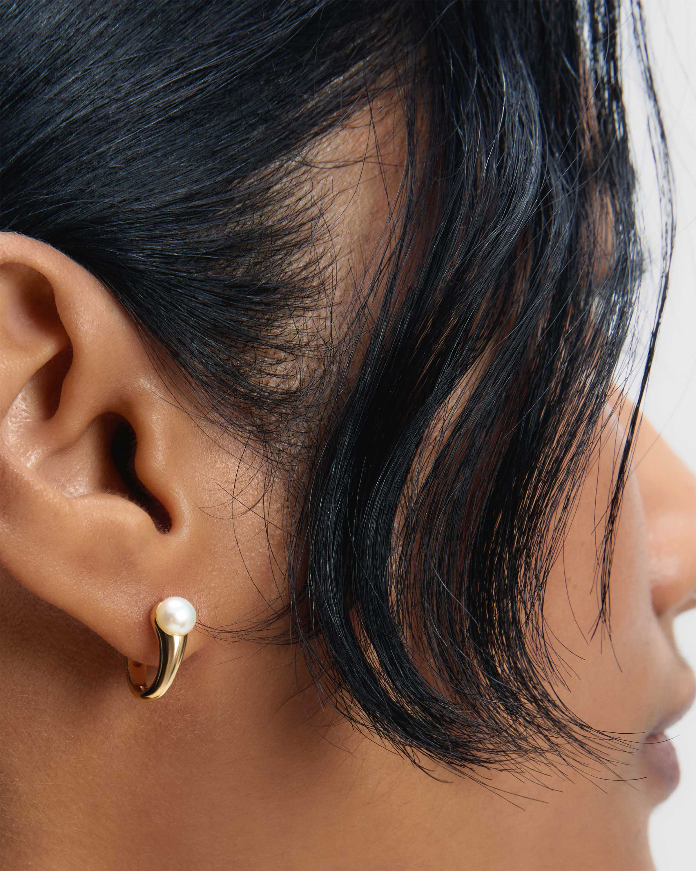 PDPAOLA Gold La Perla Ondine Pearl Hoop Earrings - Image 4