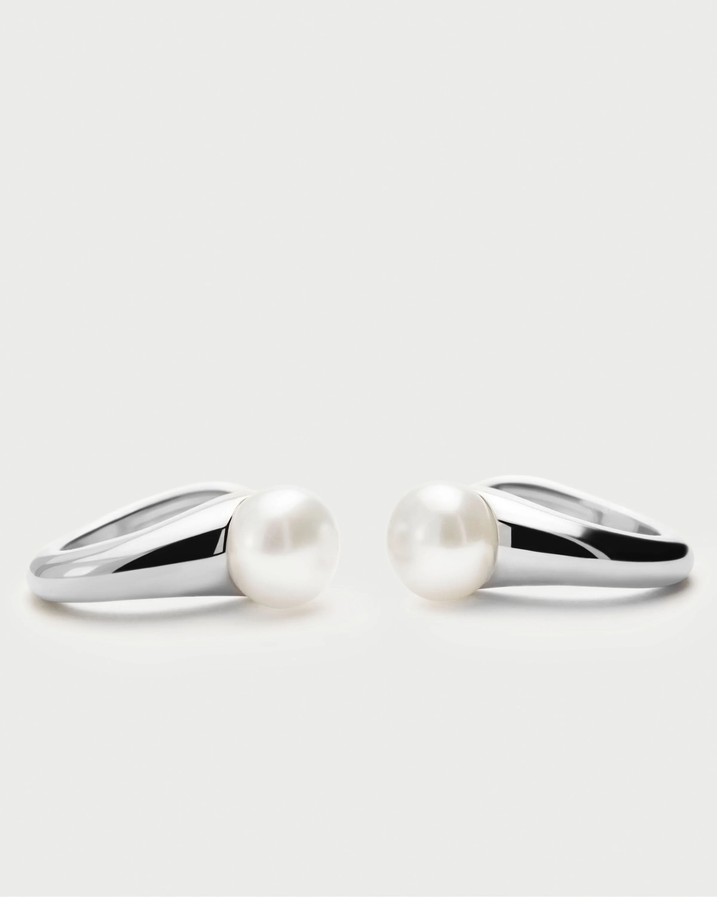 PDPAOLA Silver La Perla Ondine Pearl Hoop Earrings - Image 3