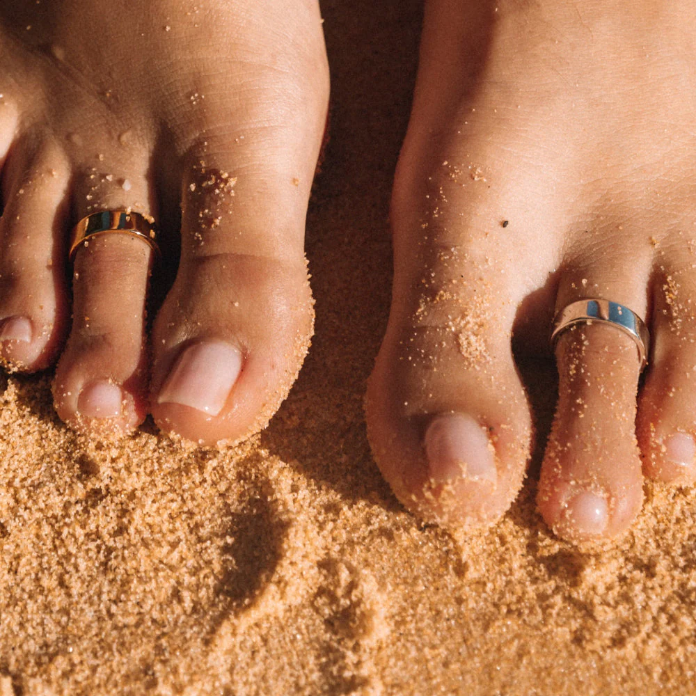 Scream Pretty Gold Wide Band Toe Ring - Image 3
