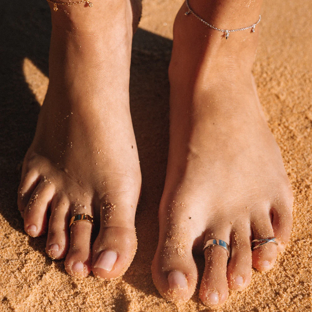 Scream Pretty Gold Wide Band Toe Ring - Image 4
